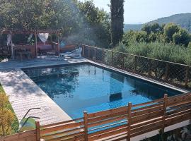 Villa avec piscine, vue panoramique ste victoire, hotel in Simiane-Collongue