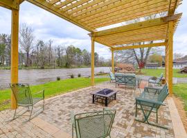 Riverfront Tennessee Retreat with Patio and Boat Ramp!, וילה בElizabethton