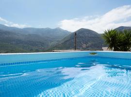 Home Aurora with private pool, budget hotel sa Vrachasi