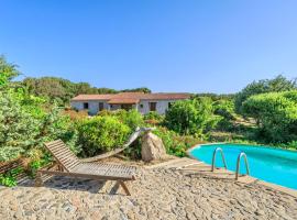 Residence surrounded by greenery with swimming pool in Badesi just 300 meters from the sea, hotel di Badesi