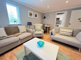 Contractors welcome GF flat sleeps 4 with parking by Eagle Owl Property, hotel cerca de Estación de tren Three Bridges, Crawley