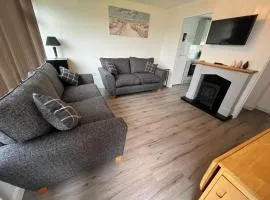 Chalet 319, Hemsby - Two bed chalet, sleeps 5, pet friendly, bed linen and towels included