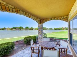 Lakefront Corsicana Condo with Pool Access!, apartment in Corsicana