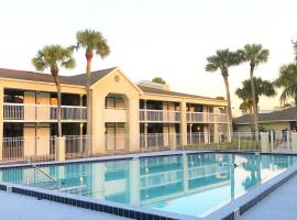 Upstay - Modern Suite w Pool - Mins From Disney, hotel Kissimmee-ben