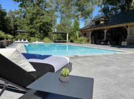 Magnifique chalet en bois avec piscine et jacuzzi、Court-Saint-Étienneのシャレー