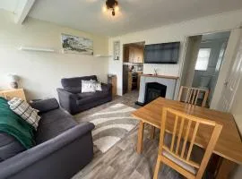Chalet 192, Hemsby - Two bed chalet, sleeps 5, pet friendly, bed linen and towels included