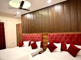 HOTEL VIA GANGA INN ! VARANASI ! FULLY AIR-CONDITIONED HOTEL AT PRIME LOCATION WITH ROOFTOP GANGES VIEW! 2 Min walking distance from ASSI GHAT ,NEAR KASHI VISHWANATH TEMPLE, hotell i Varanasi