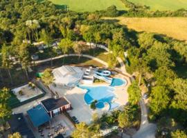 Mobile home 6/8 personnes – Camping 4 étoiles piscine - bord de mer, hotel in Piriac-sur-Mer