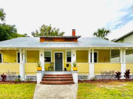 Tampa Heights Bungalow، فندق في تامبا