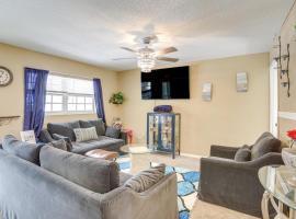 Colorful Clearwater Home about 5 Mi to the Beach!, wellnesshotel Clearwaterben