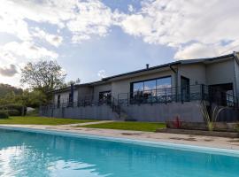 Villa Confortable en Ardèche, hotell i Vesseaux