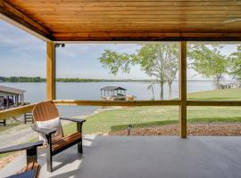 Sunset Paradise on Weiss Lake with Private Dock!, vacation home in Centre
