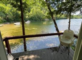 Berta's Lake Front Cottage on Winona Lake!: Ashland şehrinde bir otel