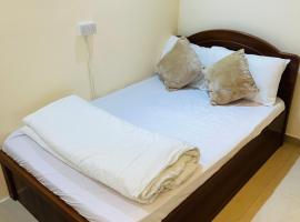 Small Room shared bath with beach access for single person or short stay couplesغرفة صغيرة مع حمام مشترك مع إمكانية الوصول إلى الشاطئ لشخص واحد أو للأزواج الذين يقيمون لفترة قصيرة, частна квартира в Аджман