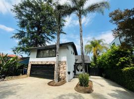 Charming Duplex Home in Sherman Oaks – dom wakacyjny w mieście Van Nuys