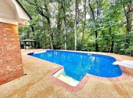 Peaceful & Elegant Sleeps 16 with Pool Near Mall