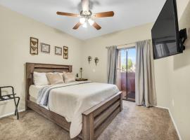 Comfy Condo with Heated Pool and Gym, apartmán v rezidenci v destinaci Phoenix