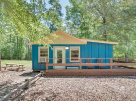 Quiet Hemphill Cabin Retreat Near Toledo Bend Lake, villa in Hemphill