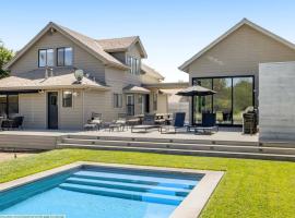 Modern Sonoma Home w Private Pool - Valley Vineyards、ヒールズバーグのホテル