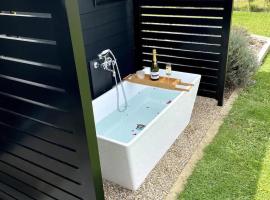 Soul Sanctuary, with outdoor bath, hotelli kohteessa Raglan