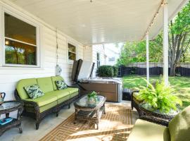 Colorful Roanoke Vacation Rental with Hot Tub!, cottage à Roanoke
