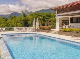 Balmoral House With Pool & Jacuzzi, pet-friendly hotel in La Pintada