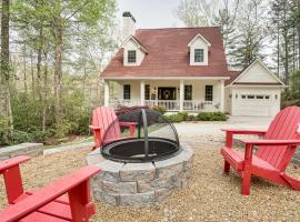 Helen Retreat with Hot Tub, 2 Mi to Downtown!, hotel en Helen