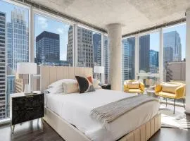 Linea Luxury Living with Indoor Pool and Rooftop Views in The Loop