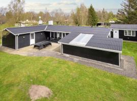 14 person holiday home in rsted, feriehus i Kare