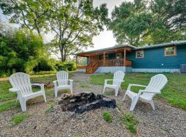 Charming Eagletown Home with Deck and Private Hot Tub!, huvila kohteessa Eagletown
