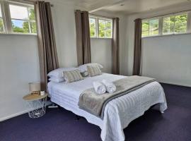 2 Bedroom Private Guesthouse in Korokoro, hótel í Lower Hutt