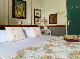 Ruma Kaca Simanindo Bed&Breakfast, B&B in Ambarita