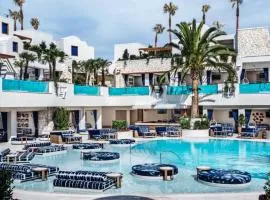 Palms Place Hotel StripView with Open Balcony -23