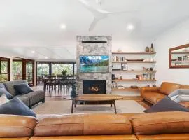 Executive Paradise High on Hill with Incredible Views, Firepit & Games Perfect for groups of Family and Friends