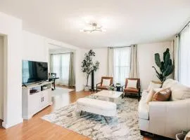 Bright, chic & spacious in the heart of St. Paul by Summit-University with porch and swing chairs