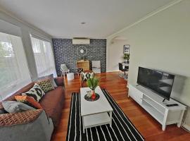 Holiday house In between the Mountain and Westfield, hotel en Boronia