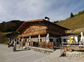 unique large alpine pasture in the middle of the Zillertal mountains, מלון בZellberg