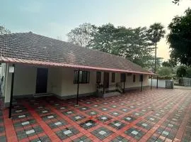 Glanwoods Inn - 2BHK Antique house - Pets allowed