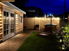 Luxe Hottub Huisje Bij het Veen op de rand van het Bargerveen Drenthe, budget hotel sa Weiteveen