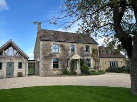 Stylish Secluded Country Retreat with Garden, feriebolig i Whitley