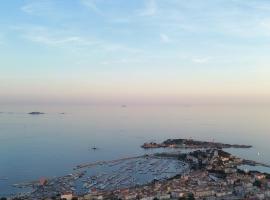 VUE EPOUSTOUFLANTE SUR BANDOL & LA MER 2 pièces, piscine tout confort 4 étoiles, très calme, terrasse spacieuse sans vis à vis, parking privé résidence standing, hotel in Bandol