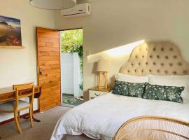 Garden studio close to Wine Farms, hotell i Somerset West