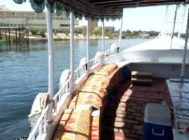 Ozzy Tourism, barco em Aswan