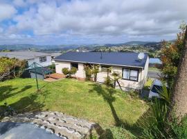 Hilltop Blue Sky House, rumah percutian di Porirua