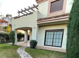 Casa en Ruta de la Plata con piscina comunitaria, hotel in Guillena