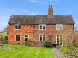 Luxury cottage, 8 guests, 4 bedrooms, Staffordshire, хотел в Newborough