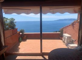 A seaside apartment with a terrace&private beach, hotel in Porto Santo Stefano