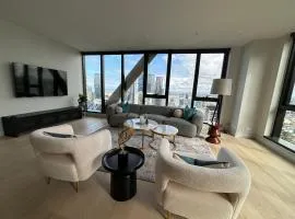 Lux CBD Penthouse with 270views Spacious & Great Location