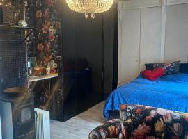 Romantic House -Romantyczny Domek dla 2 dorosłych, hotel en Gdynia