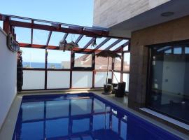 Designer Haus mit beheiztem Pool (überdacht), hótel í La Listada